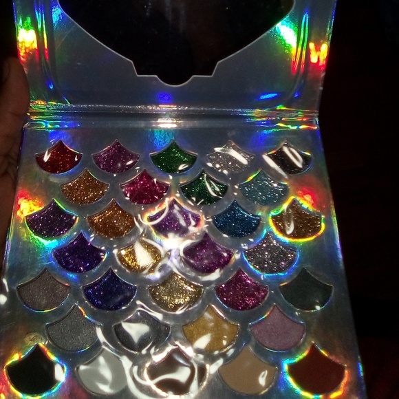 32 Piece Glitter Palette With Mirror - Picture 1 of 3